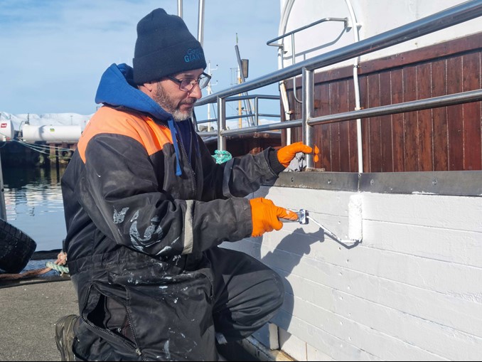 maintenance painting boat
